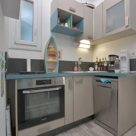 Apartment Amiral Rdc - Lumineux Et Renove Et Climatise Avec Cour, Quartier Rive Droite